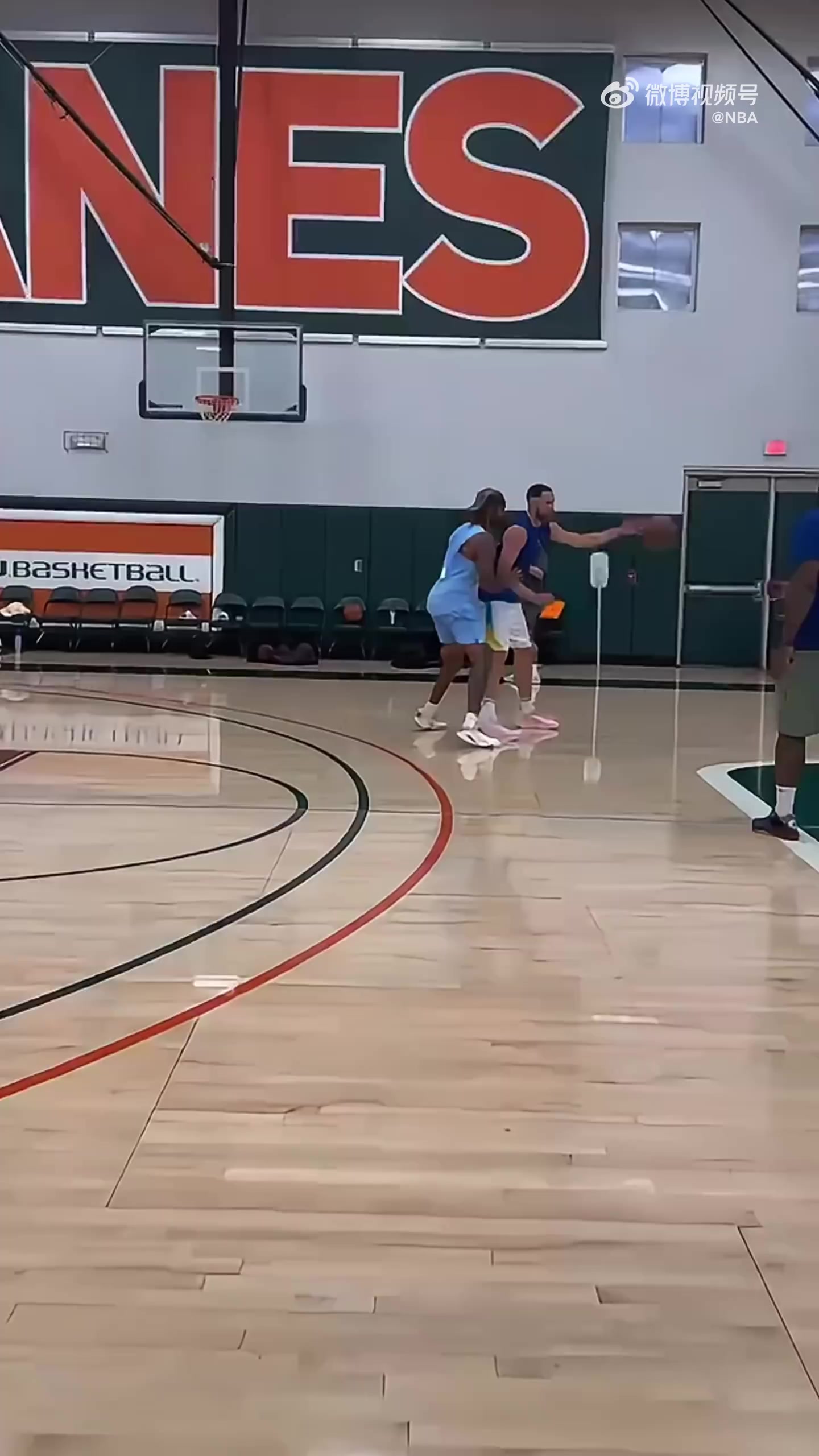 🤗🤗达拉斯“水花兄弟”？克莱与球队新援拉塞尔一起合练