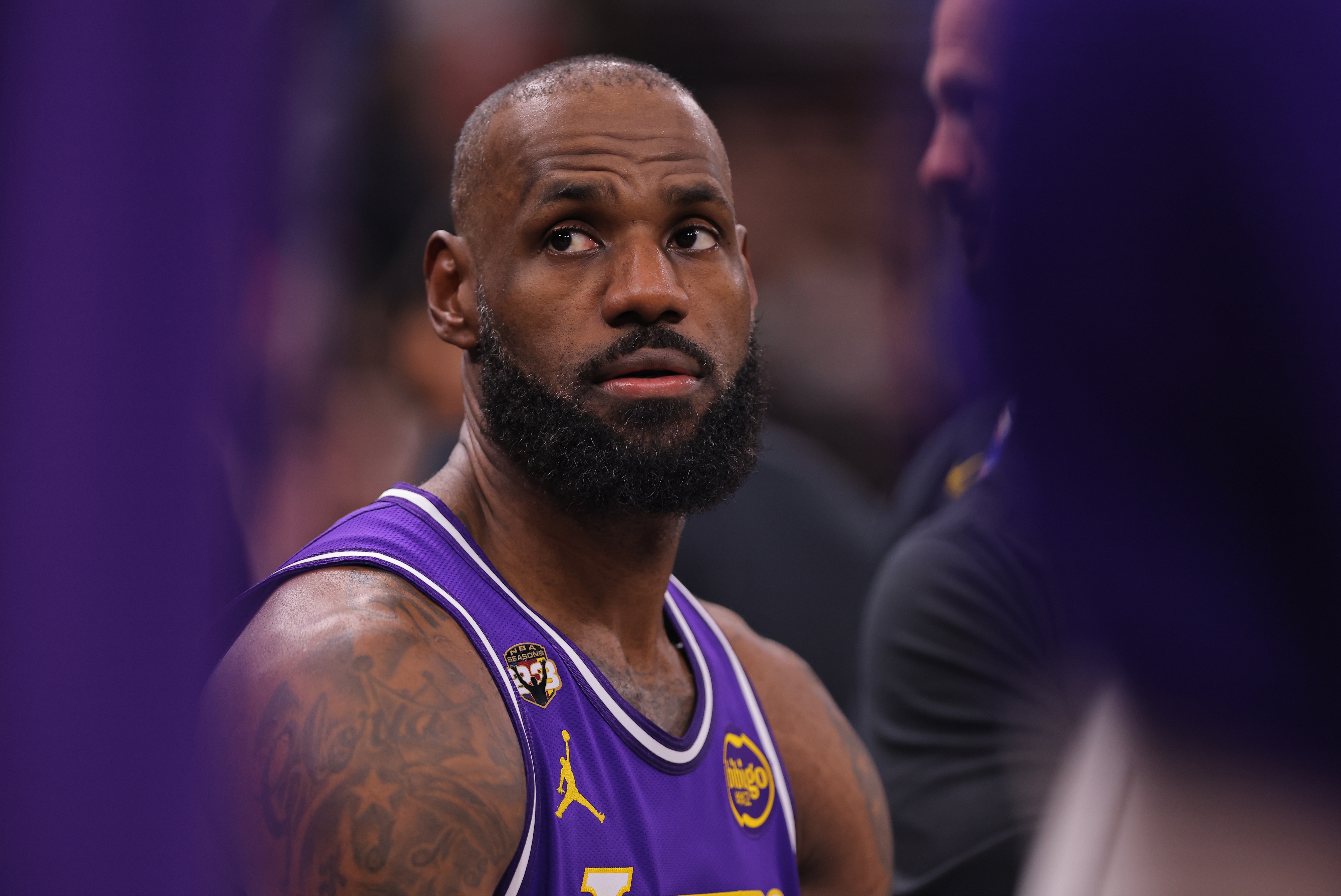 华体会体育最新登录地址-詹姆斯：背靠背客场身体很难适应不同的床和枕头 跨时区也有影响